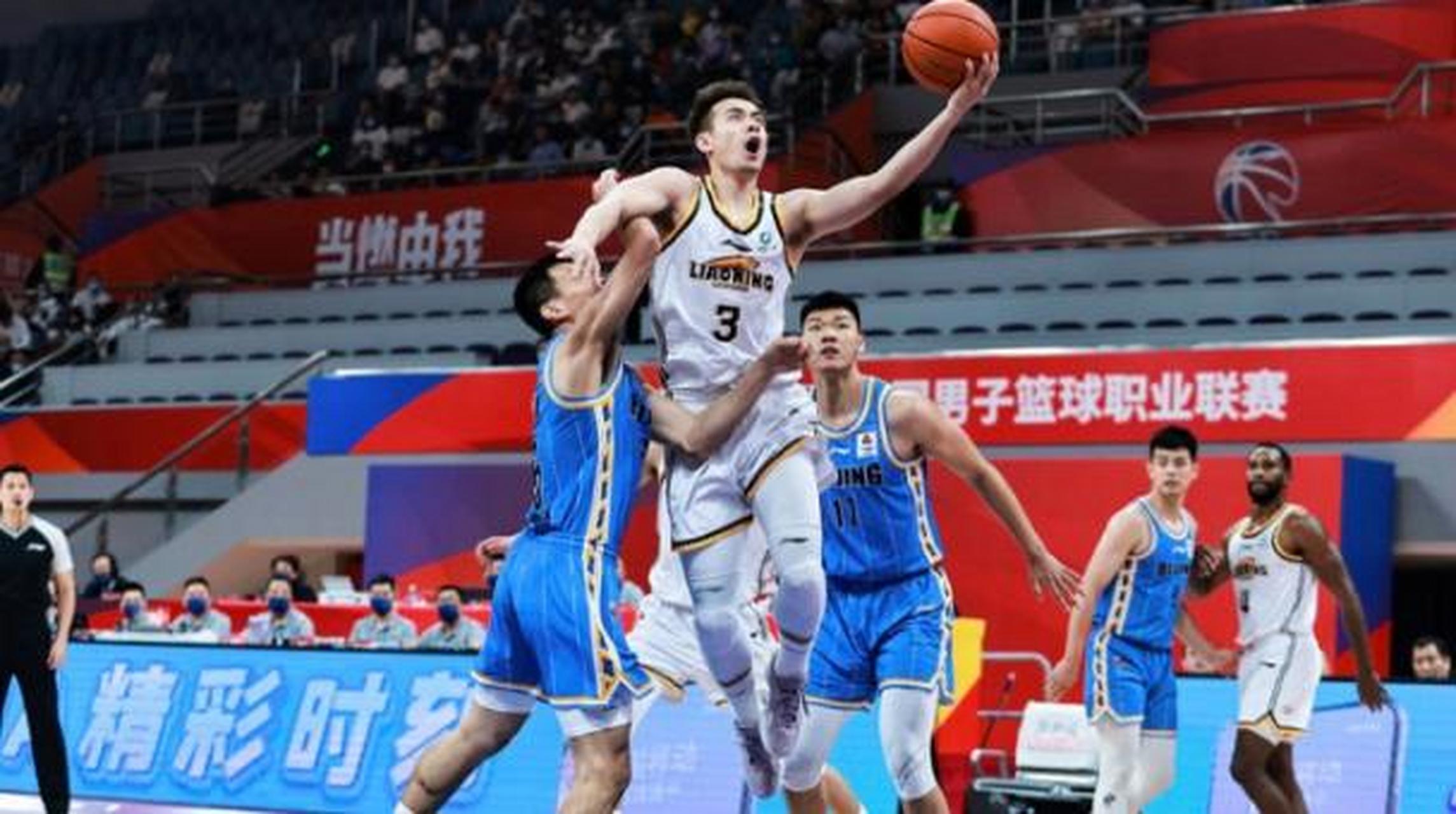 首钢男篮主场大胜辽宁队，领先优势扩大的简单介绍