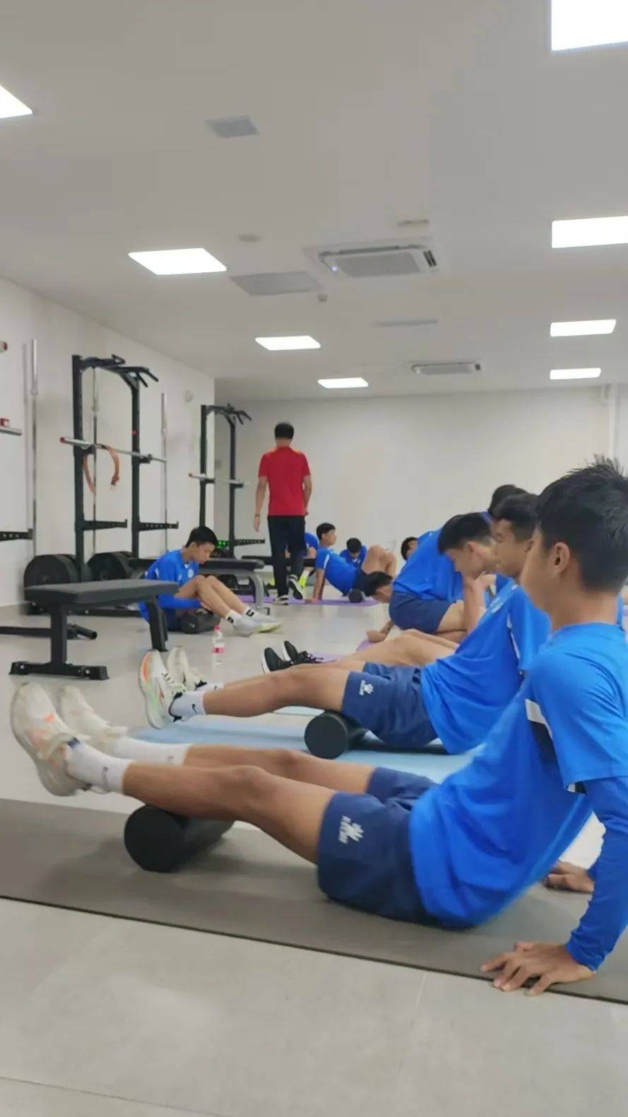 球队教练组织战术训练备战下一场比赛